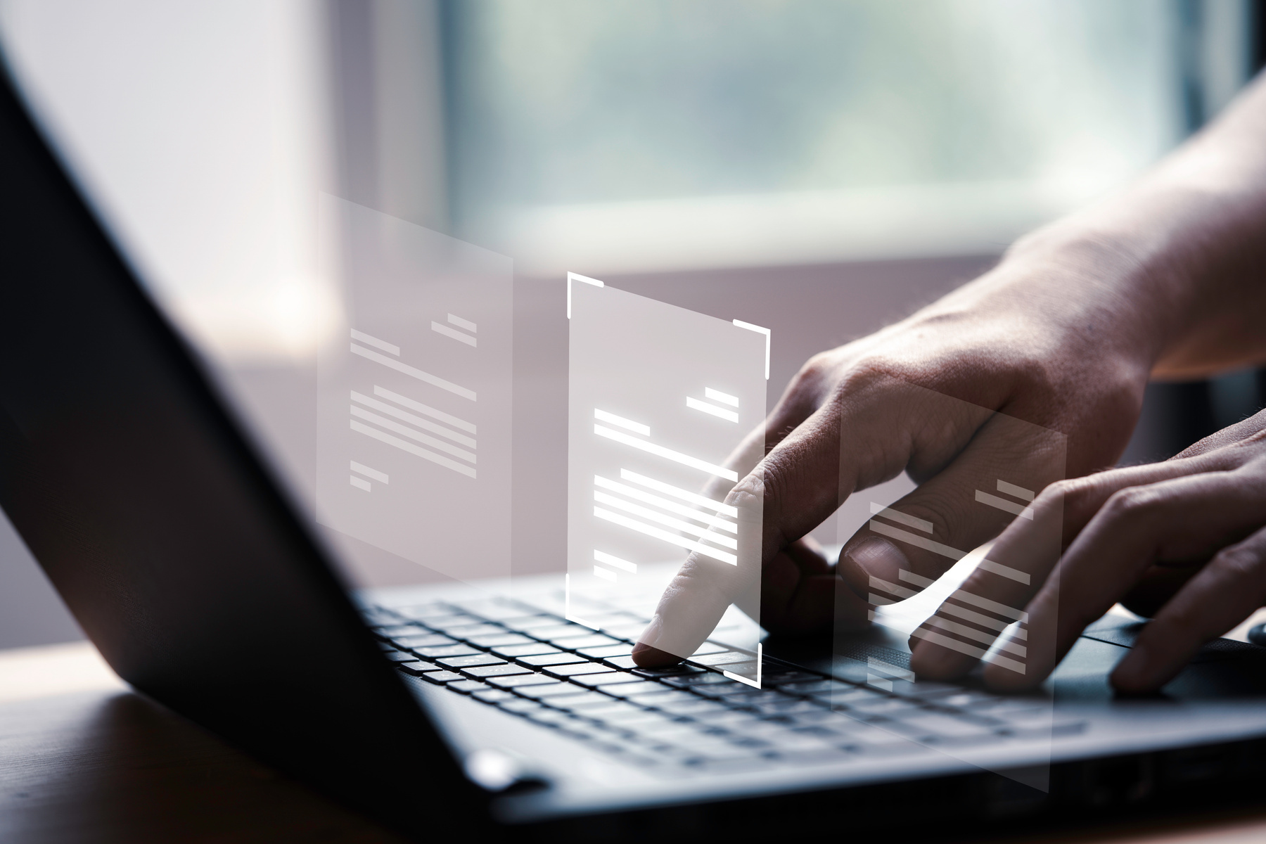 Operatore al computer con documenti digitali in primo piano